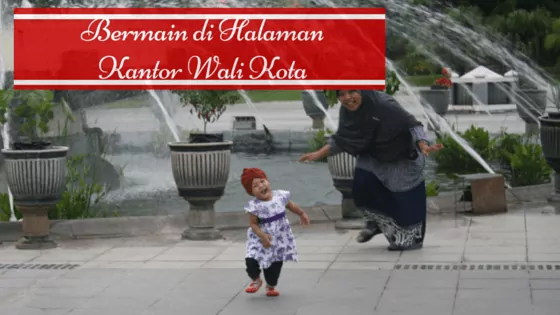 Bermain di Halaman Kantor Wali Kota